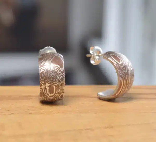 Mokume Gane Ohrringe aus Kupfer und Silber Halbkreole