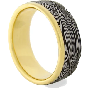 Ring aus Damaszenerstahl kombiniert mit einseitigen Goldrand aus 750er Gelbgold mit dem schönen Namen Sonnenrosenkönig