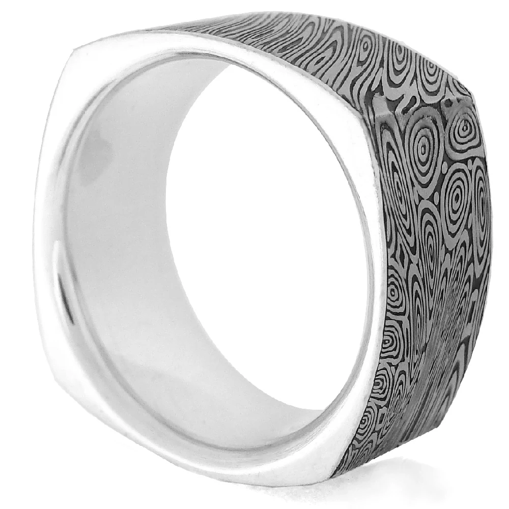 viereckiger Ring aus Damaststahl und Silber